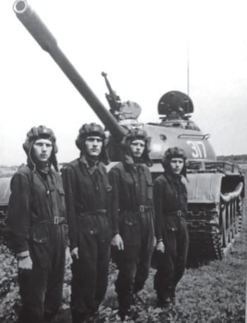 Экипаж у своего Т-54А (1958 год)
